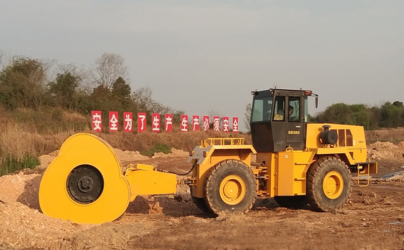 YCT25沖擊壓路機可直接沖擊碾壓原基礎(chǔ)，無需采用換填法